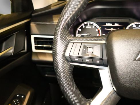 Used 2025 Mitsubishi Outlander ES image 11