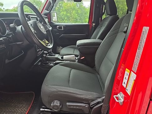 Used 2018 Jeep Wrangler Unlimited Sahara AWD/4WD image 5