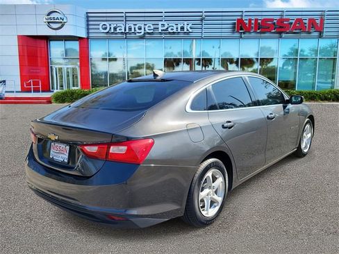 Used 2018 Chevrolet Malibu LS image 2