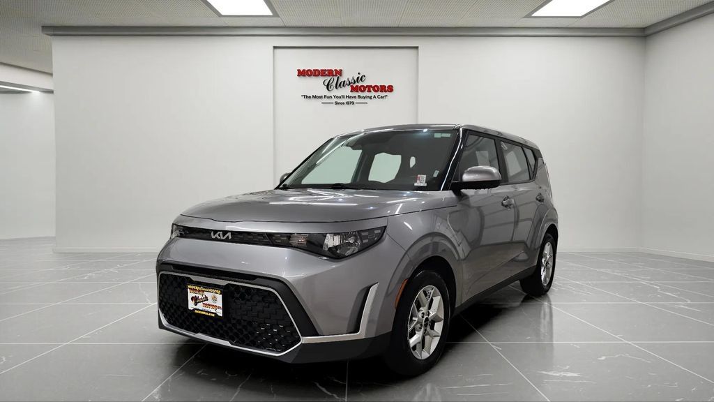 Used 2023 Kia Soul LX w/ Option Group 015 FWD image 3