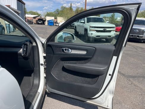 Used 2023 Volvo XC40 B5 Plus AWD/4WD image 18