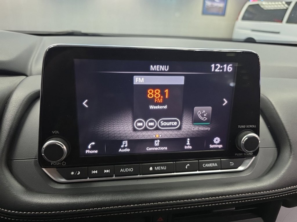 Used 2024 Nissan Rogue S AWD/4WD image 18
