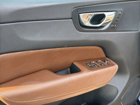 Used 2018 Volvo XC60 T5 Momentum w/ Convenience Package image 24