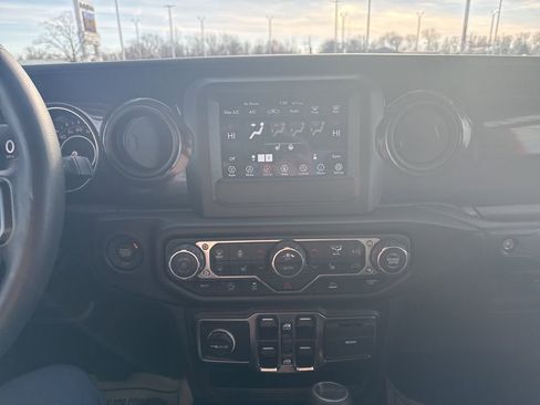 Used 2022 Jeep Gladiator Sport image 14