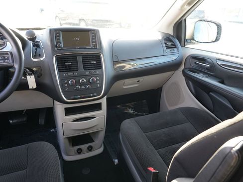 Used 2018 Dodge Grand Caravan SE w/ UConnect Hands-Free Group image 21