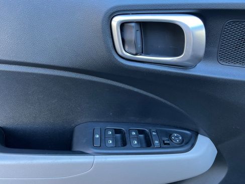 Certified 2025 Hyundai Venue SEL image 12