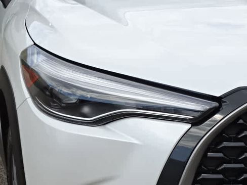 Used 2025 Toyota Corolla Cross XLE FWD image 5