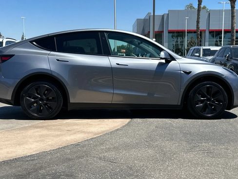 Used 2024 Tesla Model Y Long Range AWD/4WD image 3
