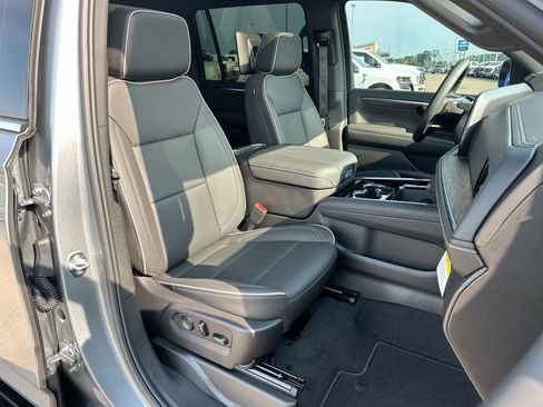 New 2025 Chevrolet Suburban Premier image 27