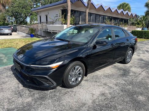Used 2024 Hyundai Elantra SEL FWD image 2