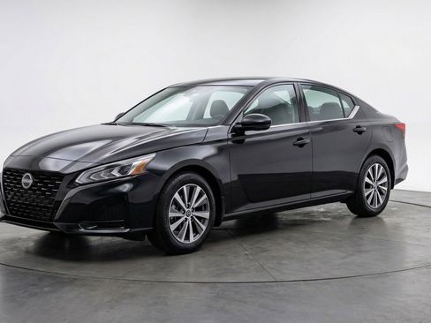 Used 2025 Nissan Altima 2.5 SV image 3