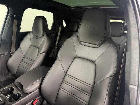 Certified 2025 Porsche Cayenne Turbo image 5