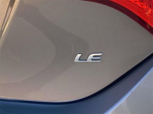 Used 2018 Toyota Corolla LE image 8