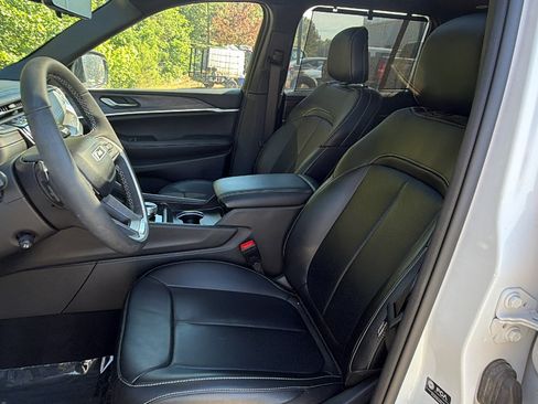 Used 2024 Jeep Grand Cherokee Limited w/ Luxury Tech Group II RWD image 17