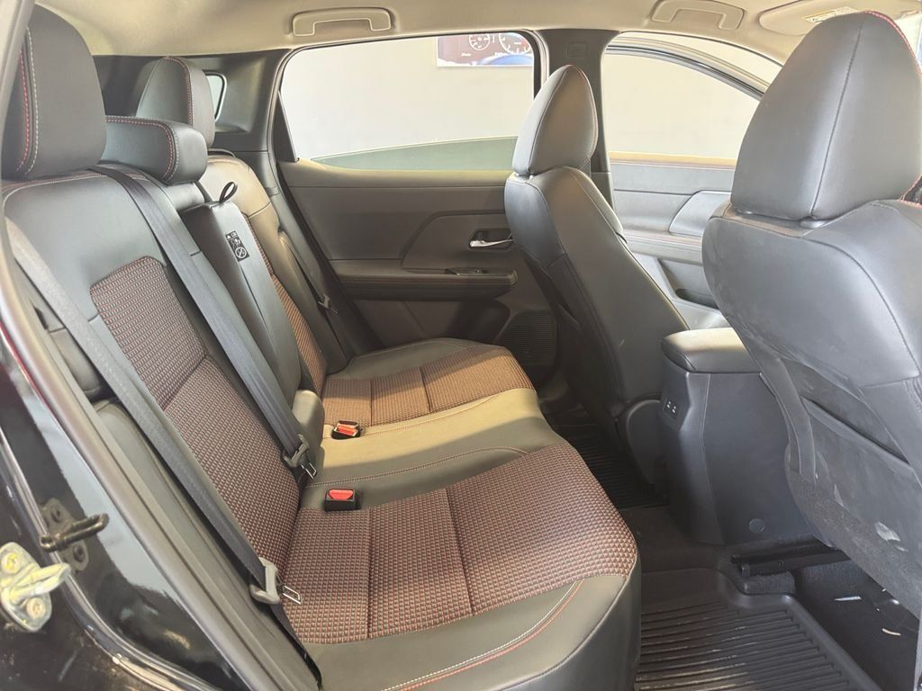 Used 2025 Nissan Kicks SR AWD/4WD image 17