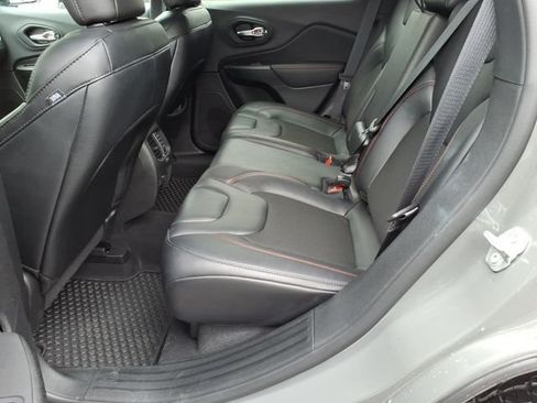 Used 2022 Jeep Cherokee Trailhawk AWD/4WD image 16