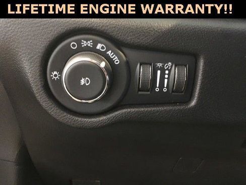 Certified 2025 Chrysler Pacifica Limited image 17