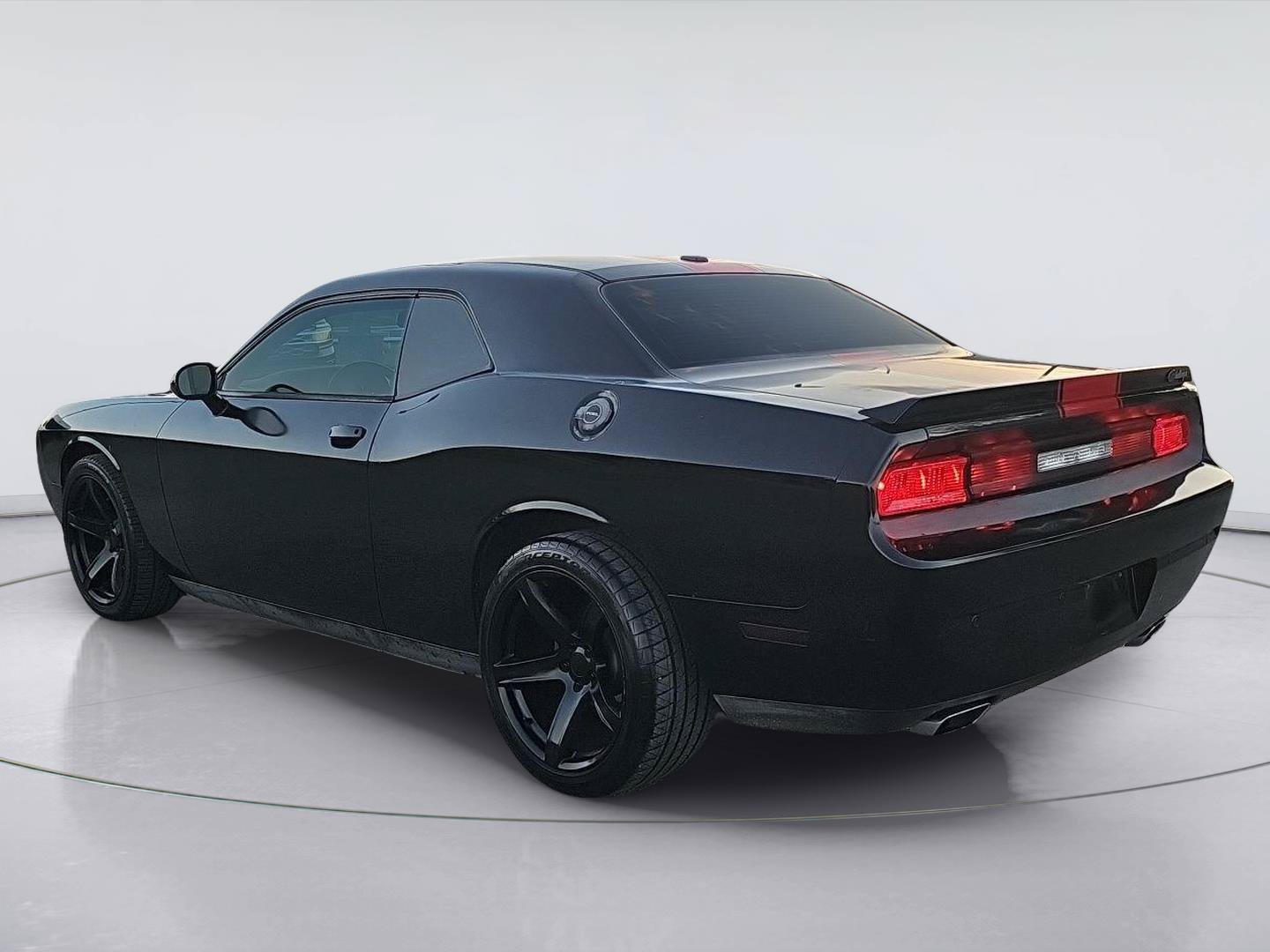 Used 2013 Dodge Challenger SXT RWD image 3