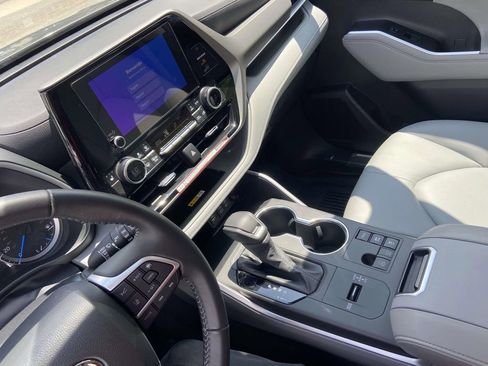 Used 2025 Toyota Highlander XLE AWD/4WD image 29