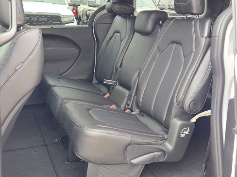 New 2026 Chrysler Pacifica Select image 18
