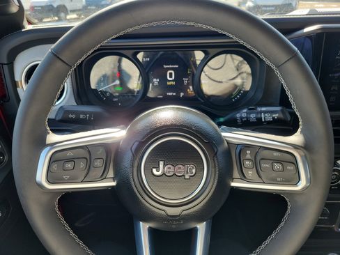 Used 2025 Jeep Wrangler Unlimited Sahara image 8