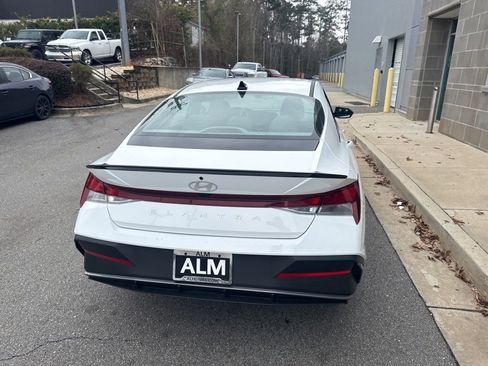Used 2025 Hyundai Elantra Sport image 11
