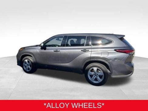 Used 2022 Toyota Highlander L image 2