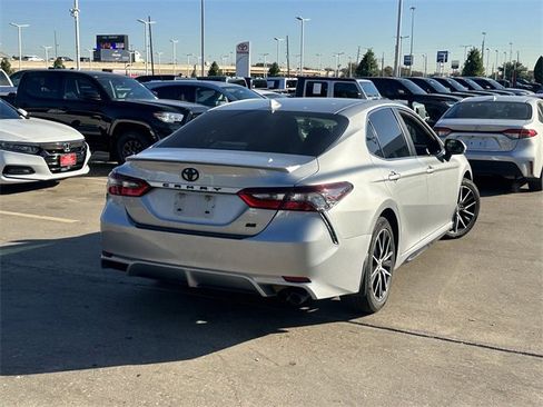 Used 2022 Toyota Camry SE image 5