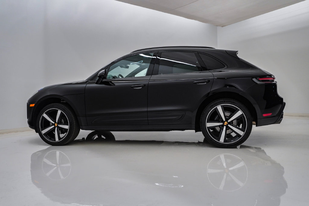 Certified 2026 Porsche Macan AWD/4WD image 2