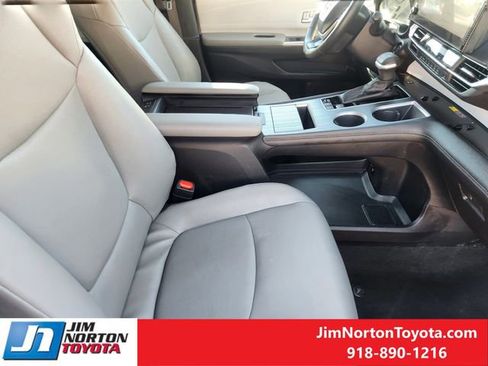 Used 2025 Toyota Sienna XLE image 14