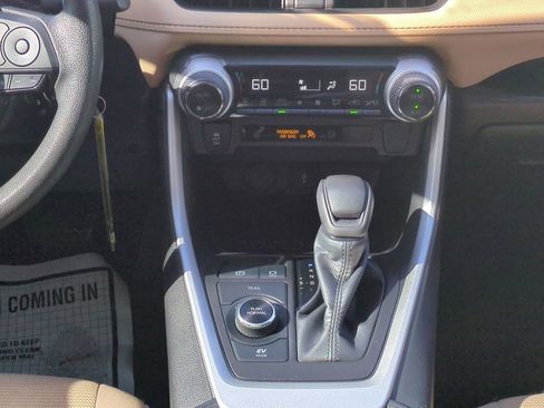 Used 2022 Toyota RAV4 LE image 18