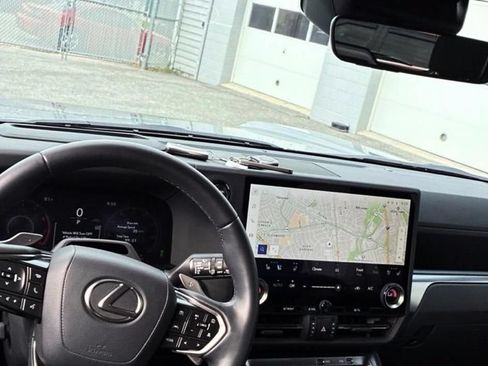 Used 2025 Lexus GX 550 w/ Cold Area Package AWD/4WD image 10