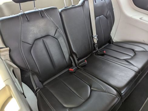 Used 2023 Chrysler Pacifica Touring-L FWD image 34