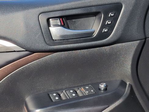 Used 2019 Toyota Highlander Limited image 15
