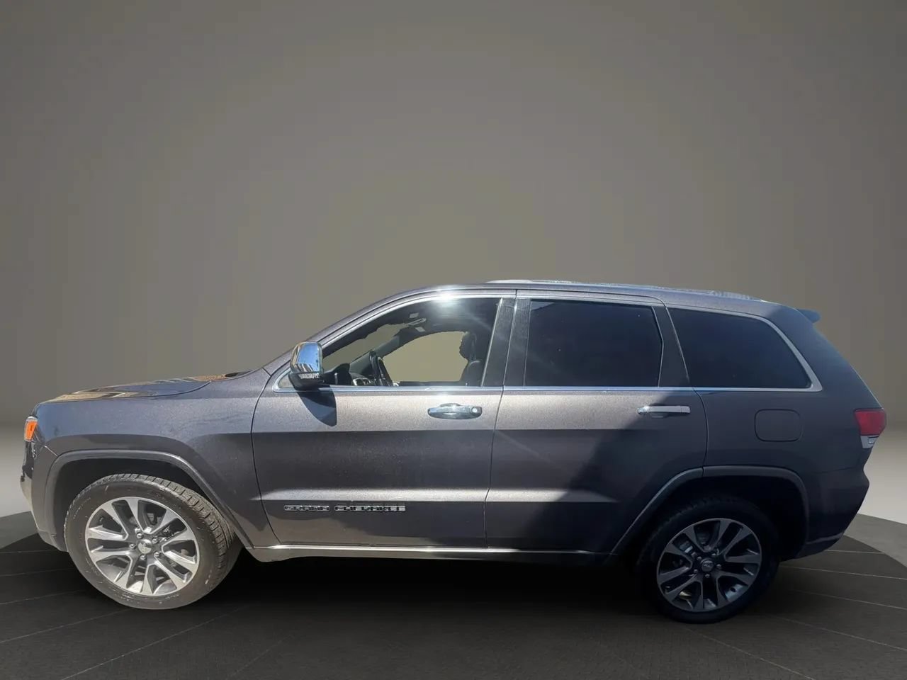 Used 2017 Jeep Grand Cherokee Overland AWD/4WD image 8