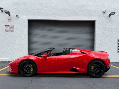Used 2021 Lamborghini Huracan EVO RWD image 3