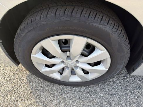Used 2015 Toyota Corolla LE FWD image 28