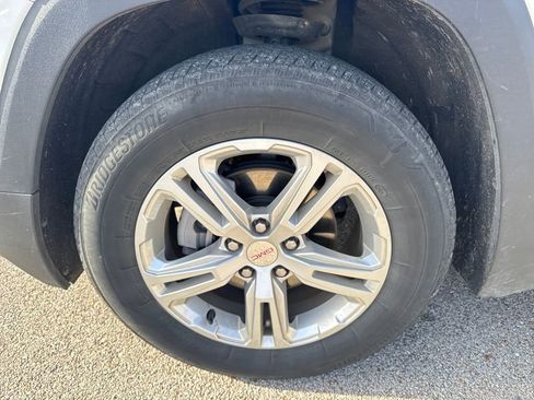 Used 2024 GMC Terrain SLE image 24