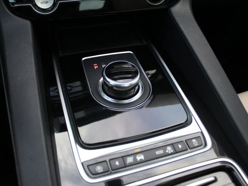Used 2020 Jaguar F-PACE Premium AWD/4WD image 18