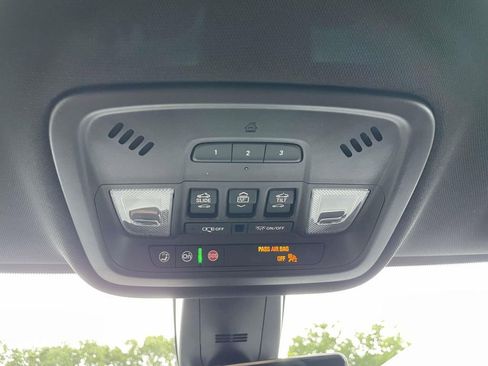 Used 2023 Chevrolet Traverse RS image 33