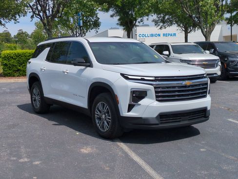 Used 2024 Chevrolet Traverse LT FWD image 2