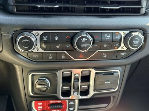 Used 2025 Jeep Wrangler Unlimited Rubicon AWD/4WD image 5
