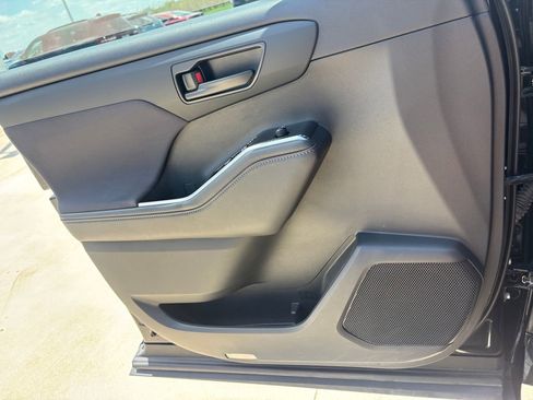 Used 2022 Toyota Highlander L FWD image 19