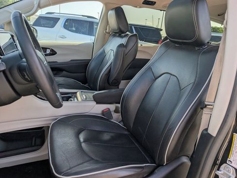Used 2023 Chrysler Pacifica Limited FWD image 24