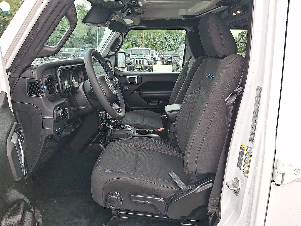 Used 2024 Jeep Wrangler Unlimited Rubicon 4xe w/ Convenience Group AWD/4WD image 11