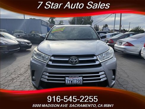 Used 2017 Toyota Highlander XLE image 2