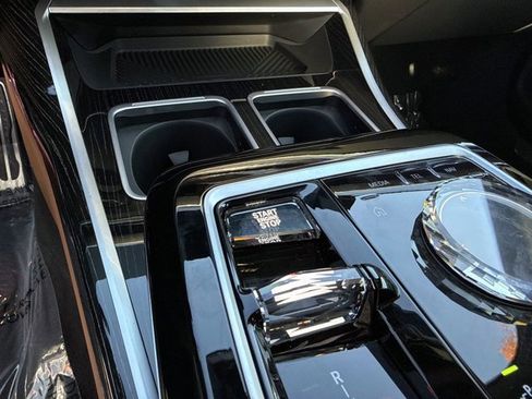 Used 2023 BMW 740i image 29