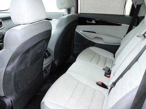 Used 2019 Kia Sorento SX image 20