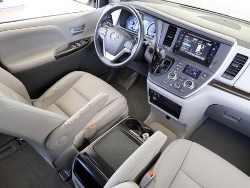 Used 2015 Toyota Sienna XLE image 15