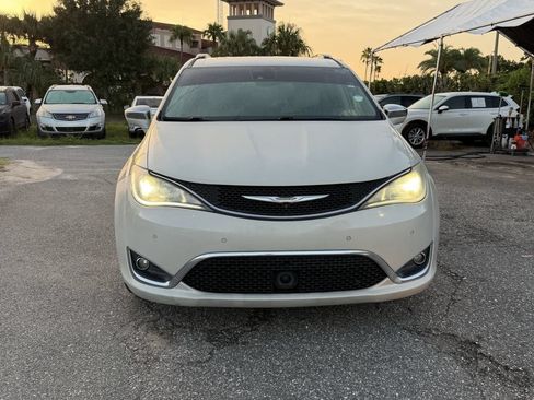 Used 2017 Chrysler Pacifica Limited FWD image 3